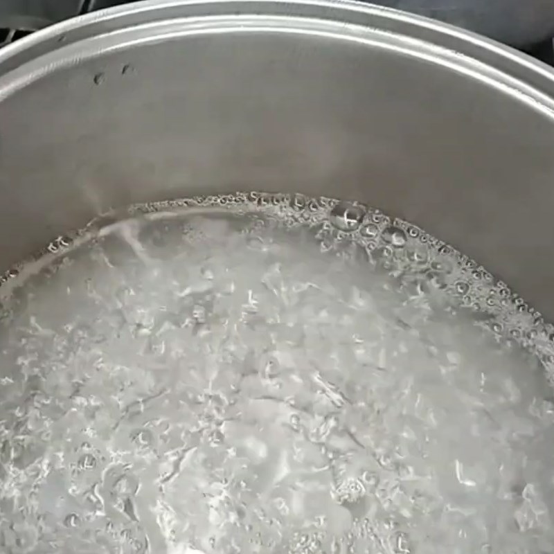 Bước 2 Sơ chế và trụng đuôi bò Đuôi bò hầm sả với đu đủ