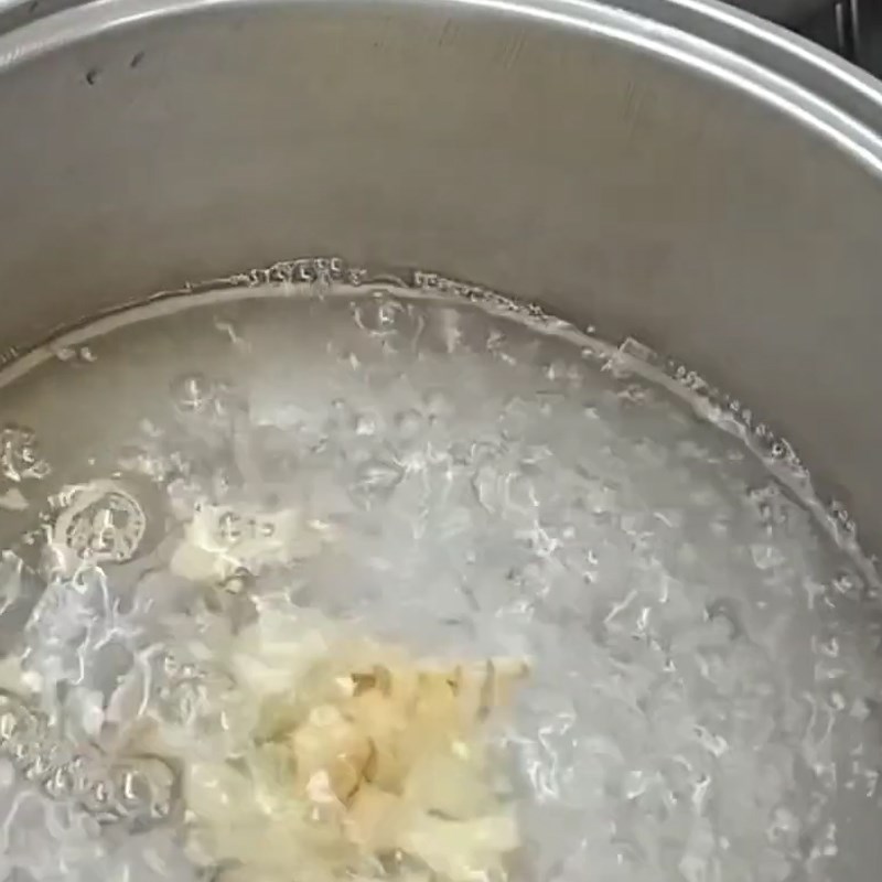 Bước 2 Sơ chế và trụng đuôi bò Đuôi bò hầm sả với đu đủ