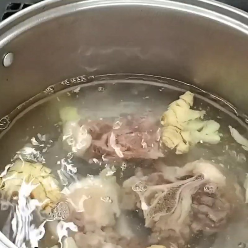 Bước 2 Sơ chế và trụng đuôi bò Đuôi bò hầm sả với đu đủ