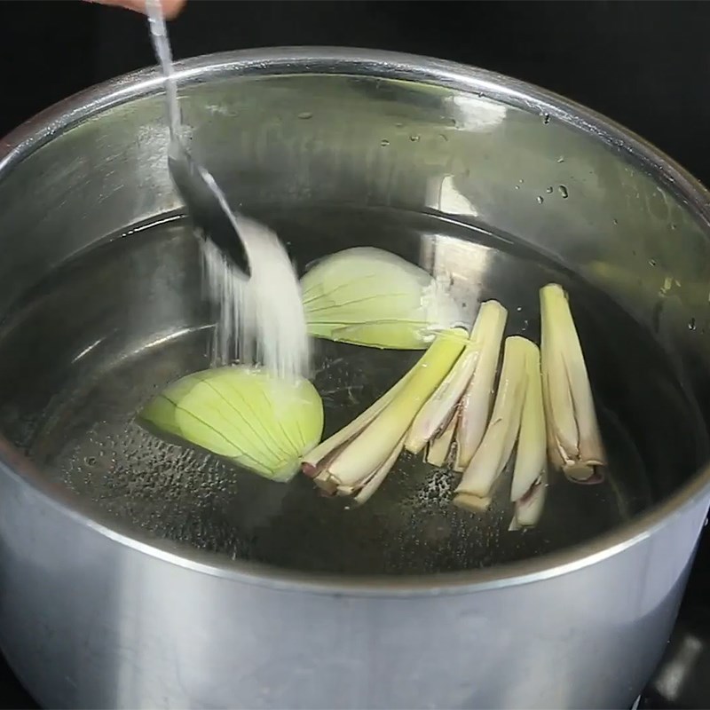 Bước 1 Sơ chế và trụng gân bò Mì trộn gân bò cay