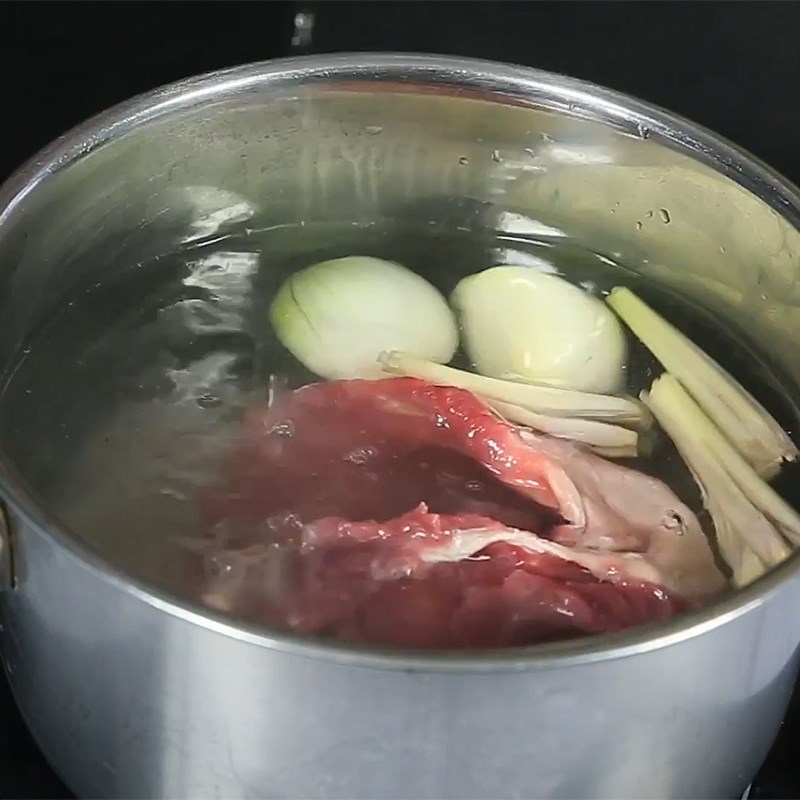 Bước 1 Sơ chế và trụng gân bò Mì trộn gân bò cay