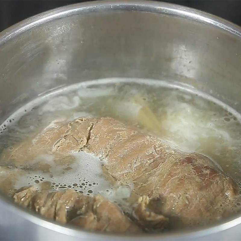 Bước 1 Sơ chế và trụng gân bò Mì trộn gân bò cay