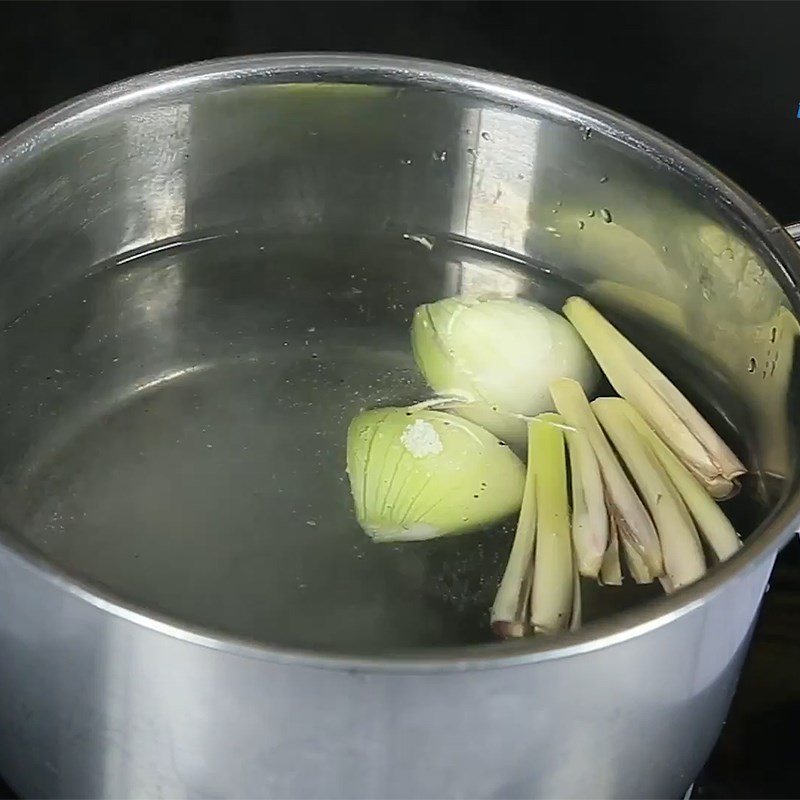 Bước 1 Sơ chế và trụng gân bò Mì trộn gân bò cay