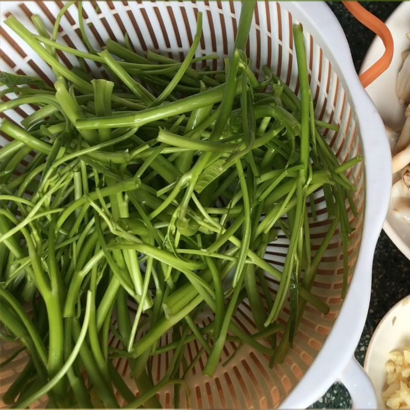 Bước 2 Sơ chế và trụng rau muống Ốc móng tay xào rau muống