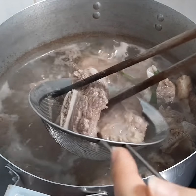 Bước 2 Sơ chế và trụng sườn bò Sườn bò hầm sả