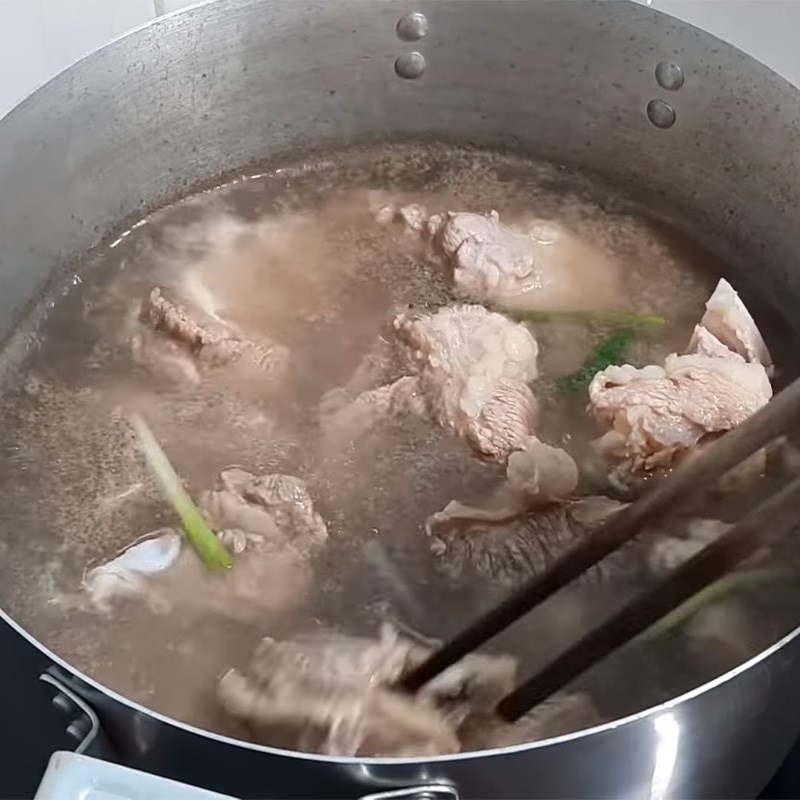 Bước 2 Sơ chế và trụng sườn bò Sườn bò hầm sả