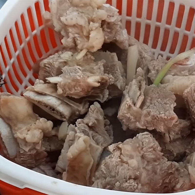 Bước 2 Sơ chế và trụng sườn bò Sườn bò hầm sả