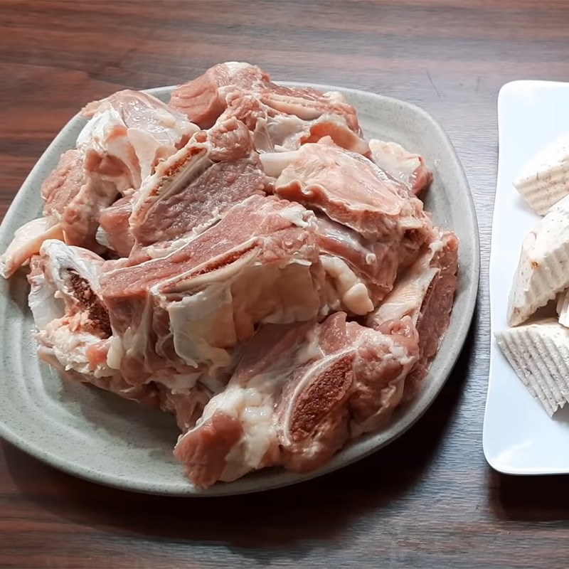Bước 2 Sơ chế và trụng sườn bò Sườn bò hầm sả