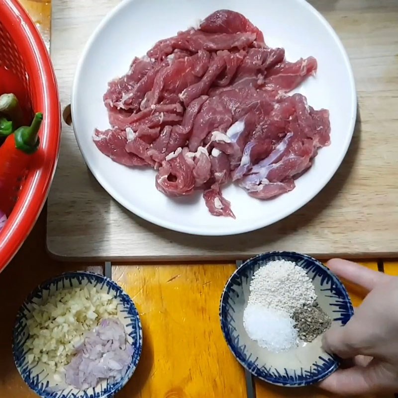 Bước 1 Sơ chế và ướp bò Bò xào ớt chuông