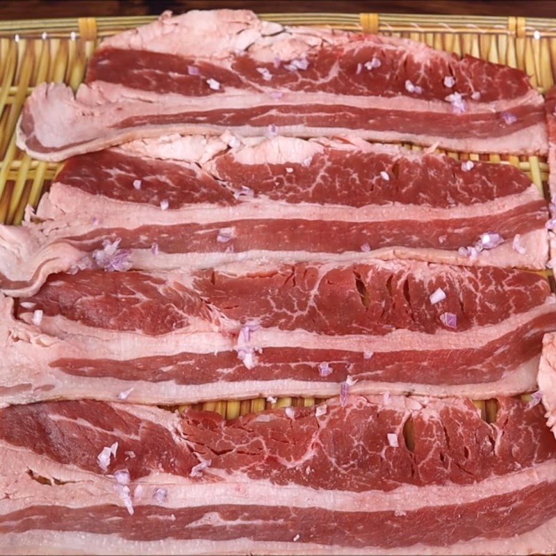 Bước 1 Sơ chế và ướp bò Ba chỉ bò cuộn nấm kim châm nướng