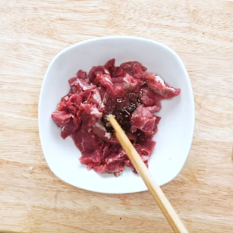 Bước 1 Sơ chế và ướp bò Bò xào ớt chuông hành tây