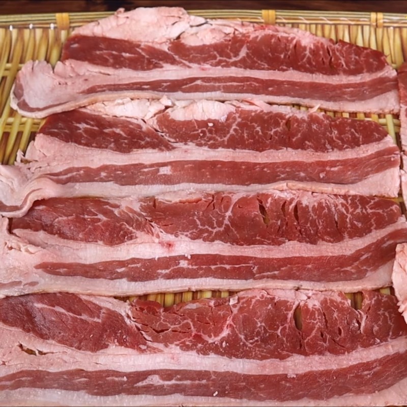Bước 1 Sơ chế và ướp bò Ba chỉ bò cuộn nấm kim châm nướng
