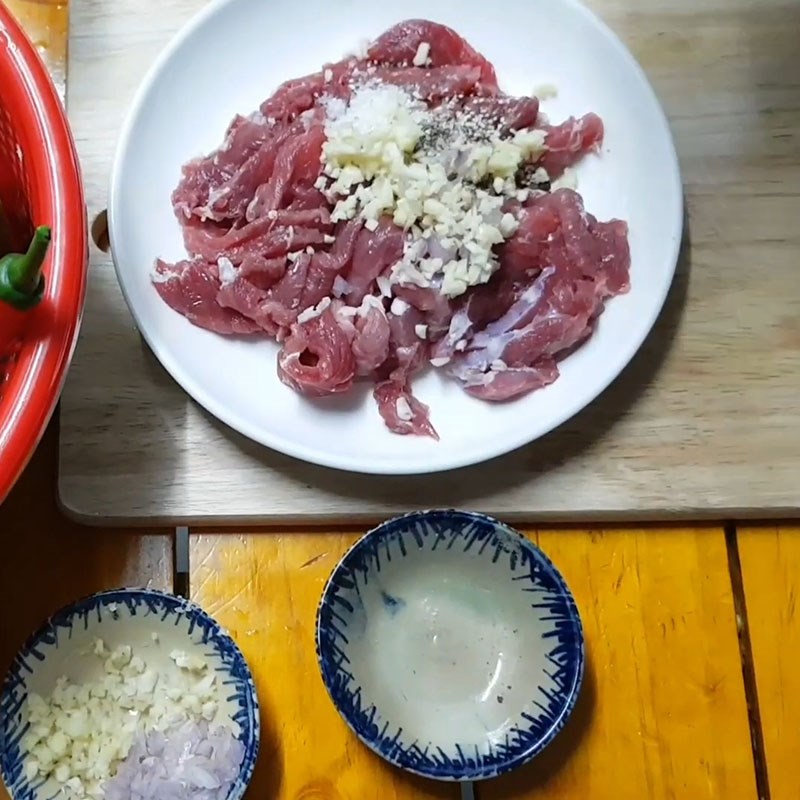 Bước 1 Sơ chế và ướp bò Bò xào ớt chuông