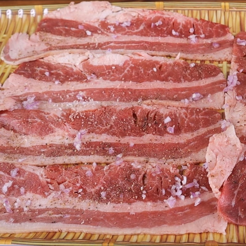 Bước 1 Sơ chế và ướp bò Ba chỉ bò cuộn nấm kim châm nướng