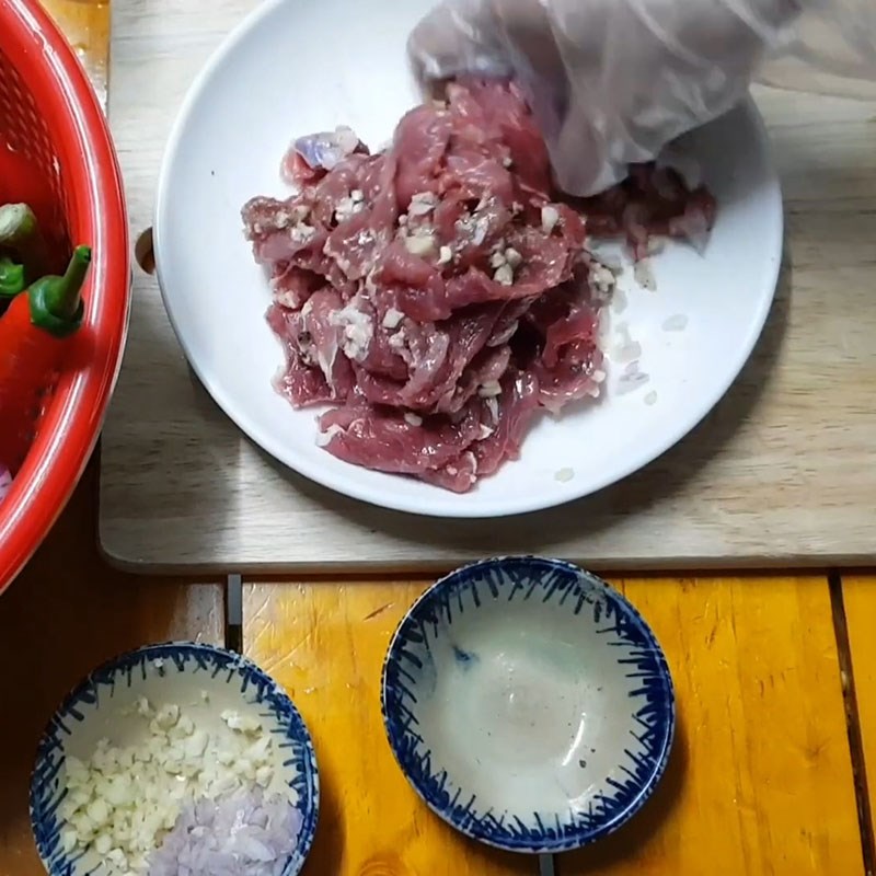 Bước 1 Sơ chế và ướp bò Bò xào ớt chuông