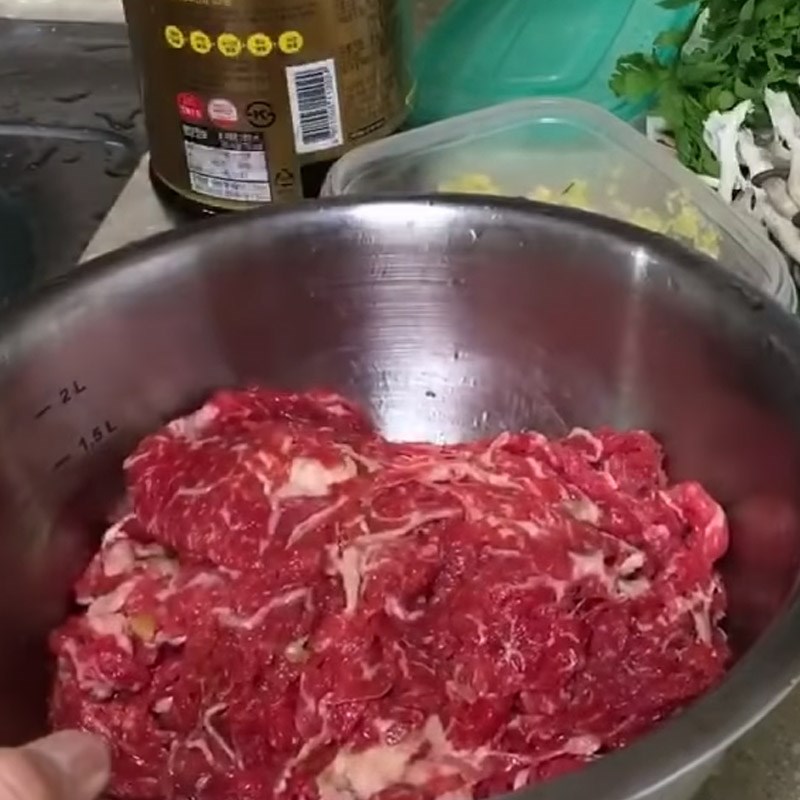 Bước 2 Sơ chế và ướp bò Lẩu bò nấm
