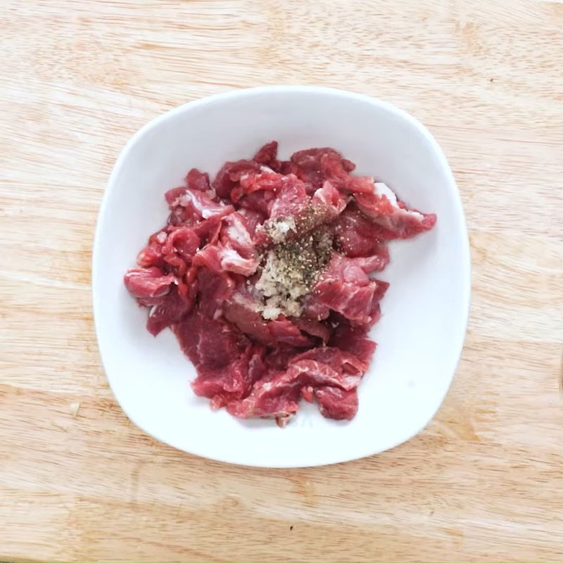 Bước 1 Sơ chế và ướp bò Bò xào ớt chuông hành tây