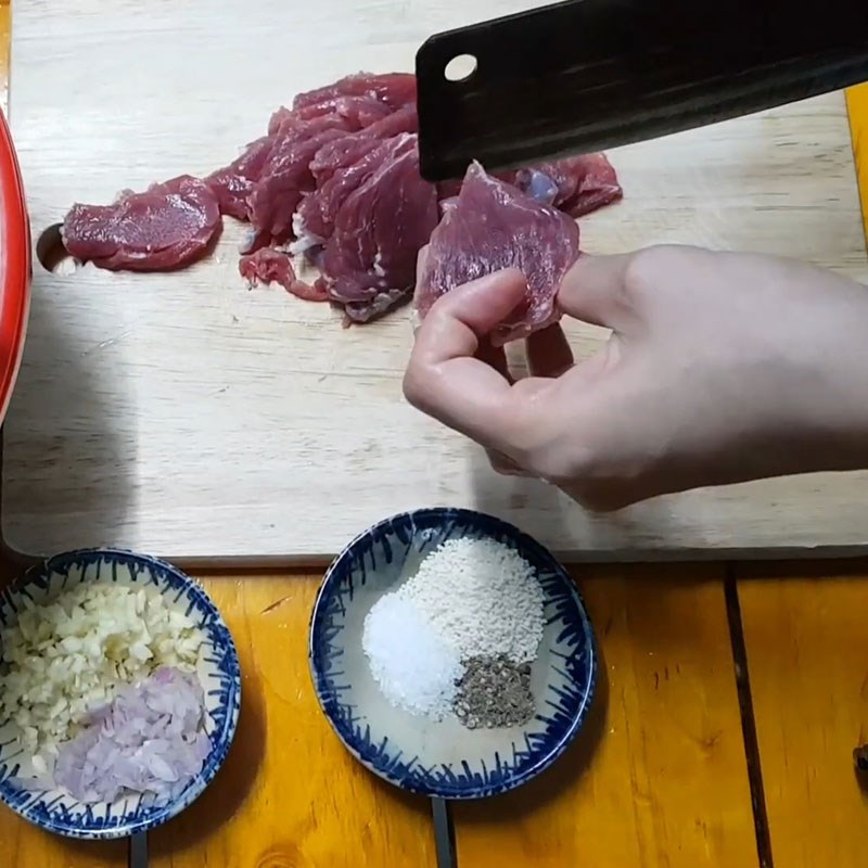 Bước 1 Sơ chế và ướp bò Bò xào ớt chuông
