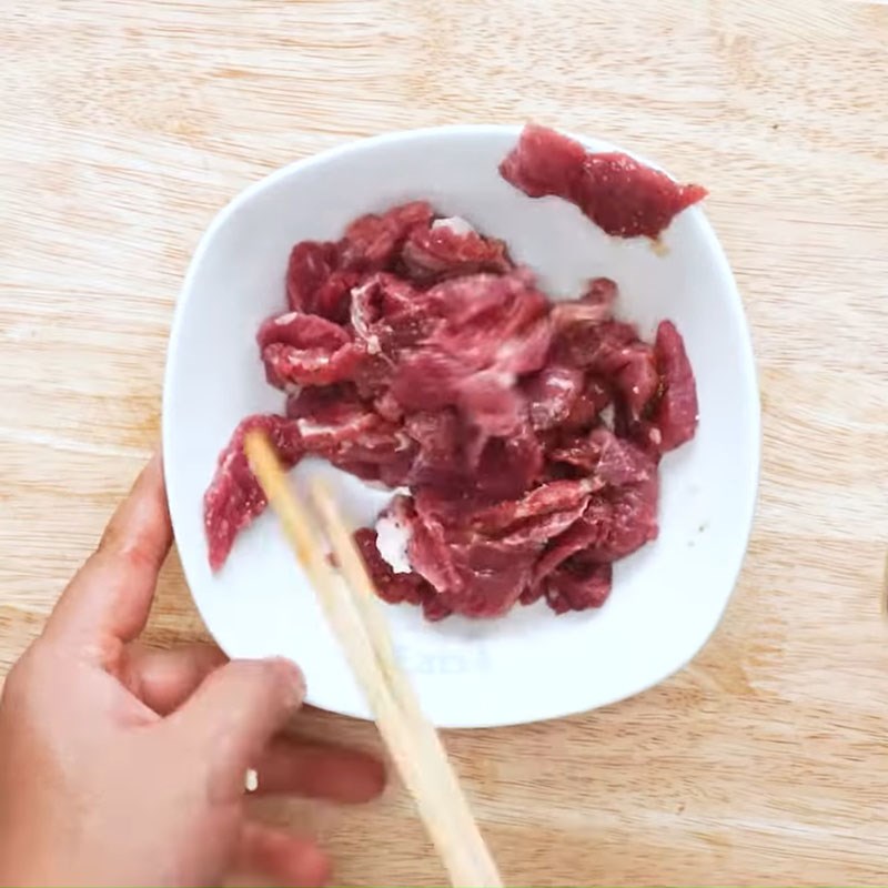 Bước 1 Sơ chế và ướp bò Bò xào ớt chuông hành tây