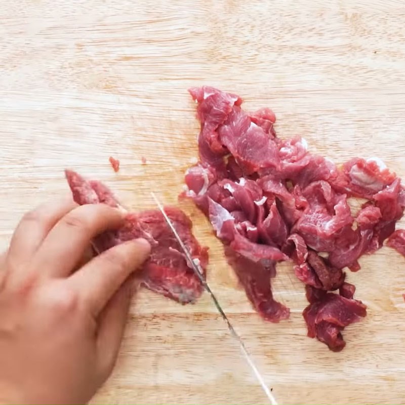Bước 1 Sơ chế và ướp bò Bò xào ớt chuông hành tây