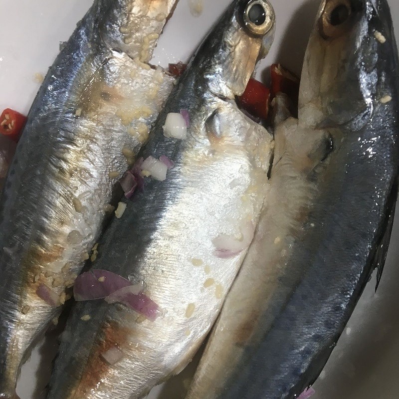 Bước 1 Sơ chế và ướp cá Canh chua cá bạc má măng chua