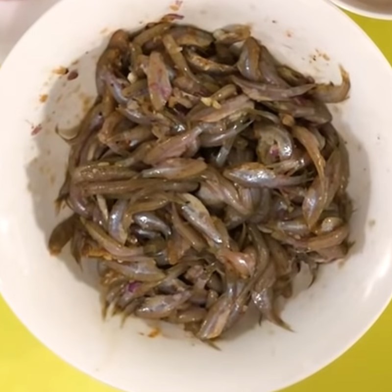 Bước 1 Sơ chế và ướp cá Cá lòng tong chiên giòn