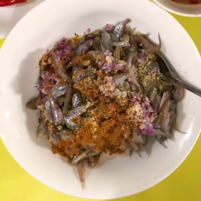 Bước 1 Sơ chế và ướp cá Cá lòng tong chiên giòn