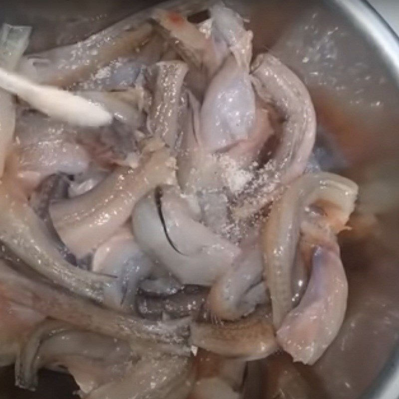 Bước 1 Sơ chế và ướp cá Canh chua cá khoai