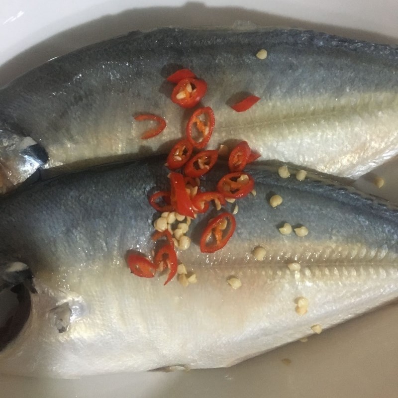 Bước 1 Sơ chế và ướp cá Cá ngân nấu canh chua