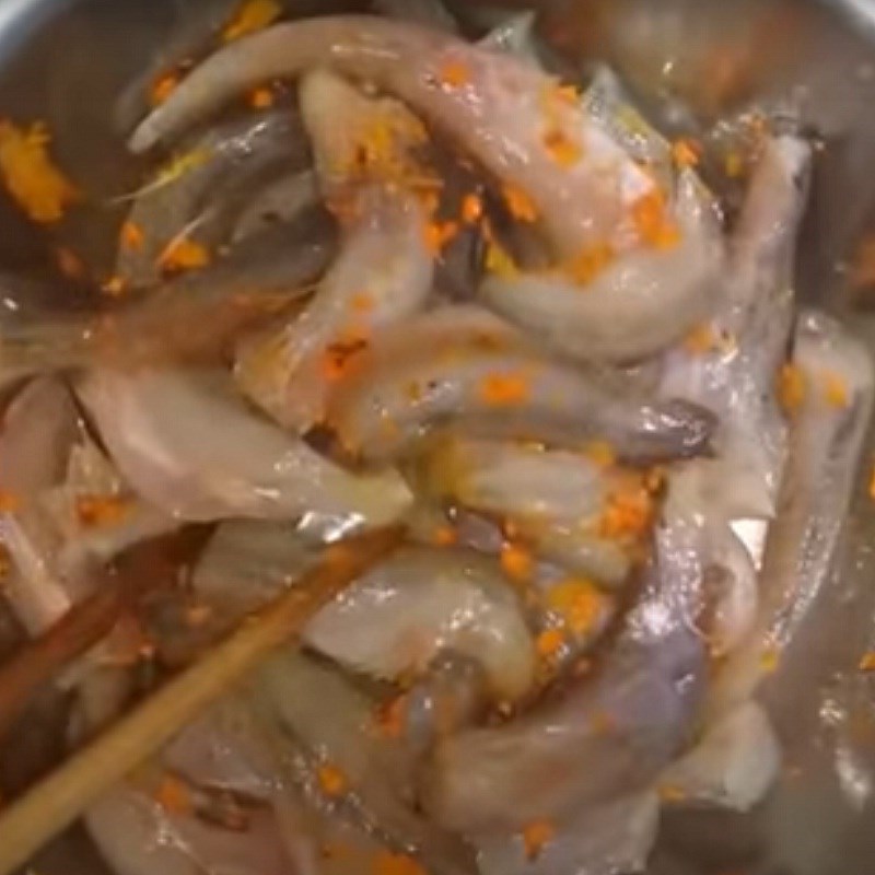 Bước 1 Sơ chế và ướp cá Canh chua cá khoai