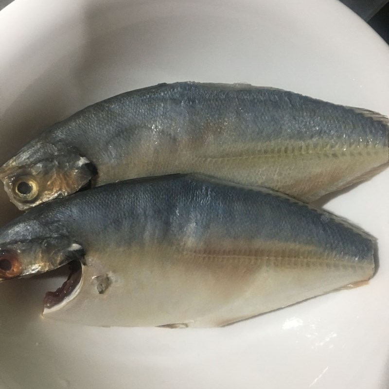 Bước 1 Sơ chế và ướp cá Cá ngân nấu canh chua