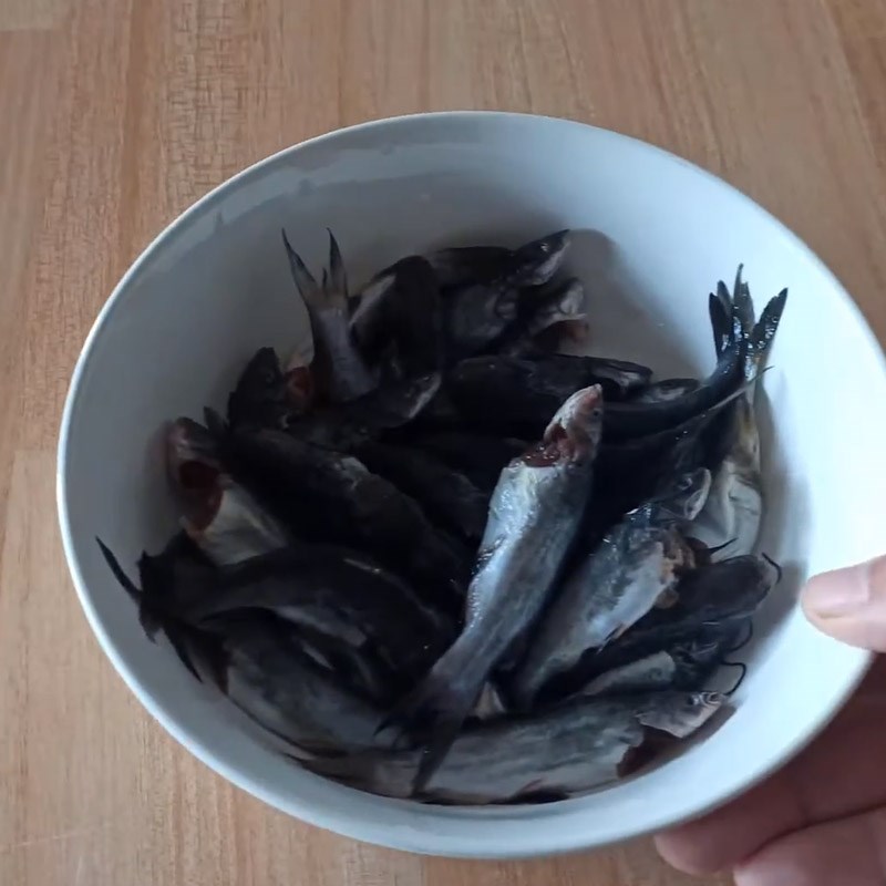 Bước 1 Sơ chế và ướp cá Canh chua cá ngạnh nấu khế