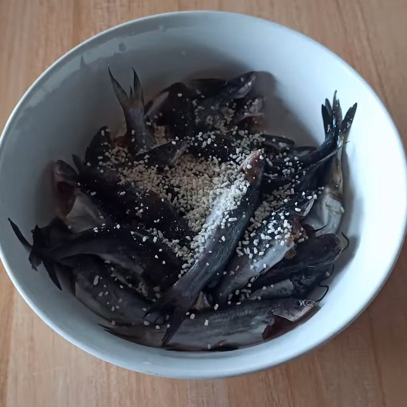 Bước 1 Sơ chế và ướp cá Canh chua cá ngạnh nấu khế