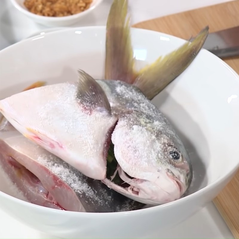 Bước 1 Sơ chế và ướp cá chim Canh cá chim dưa muối