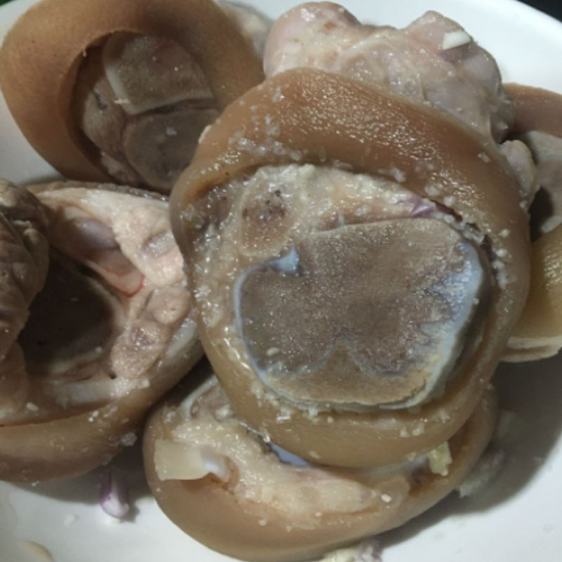 Bước 1 Sơ chế và ướp chân giò Chân giò hầm bí xanh