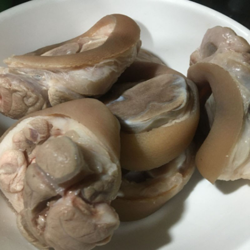 Bước 1 Sơ chế và ướp chân giò Chân giò hầm bí xanh
