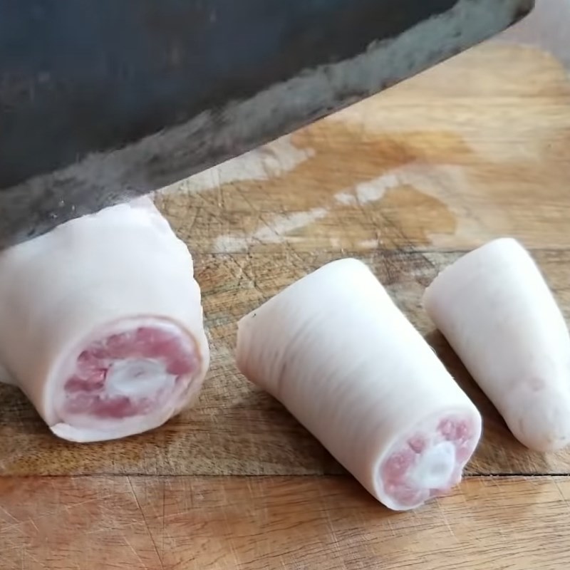 Bước 1 Sơ chế và ướp đuôi heo Đuôi heo hầm hạt sen