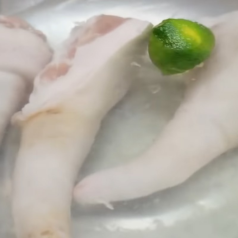 Bước 1 Sơ chế và ướp đuôi heo Đuôi heo hầm hạt sen