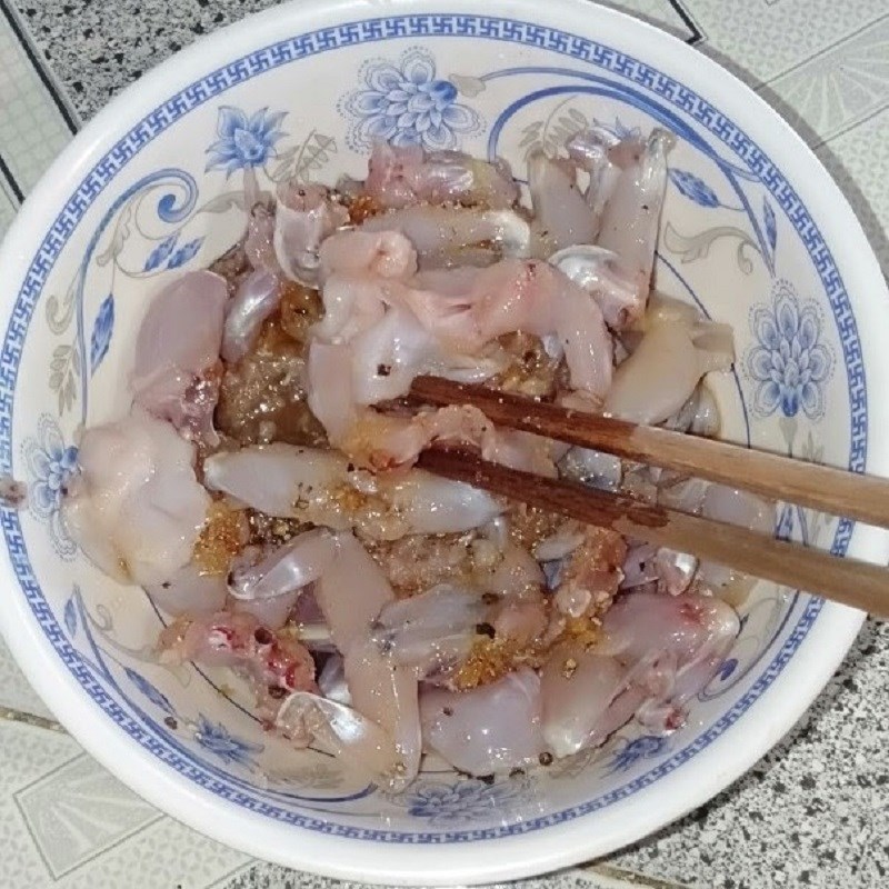 Bước 1 Sơ chế và ướp ếch Ếch xào măng