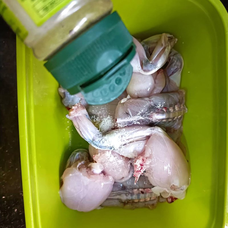 Bước 1 Sơ chế và ướp ếch Ếch chiên nghệ
