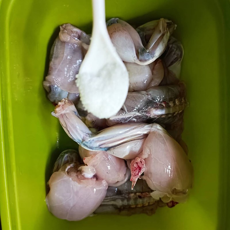 Bước 1 Sơ chế và ướp ếch Ếch chiên nghệ