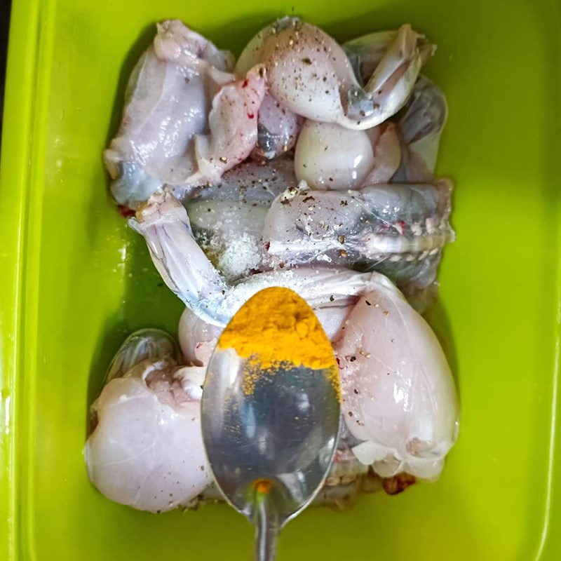 Bước 1 Sơ chế và ướp ếch Ếch chiên nghệ
