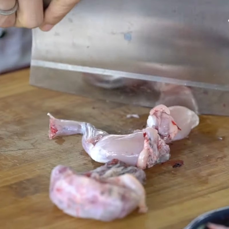Bước 1 Sơ chế và ướp ếch Ếch chiên lá lốt
