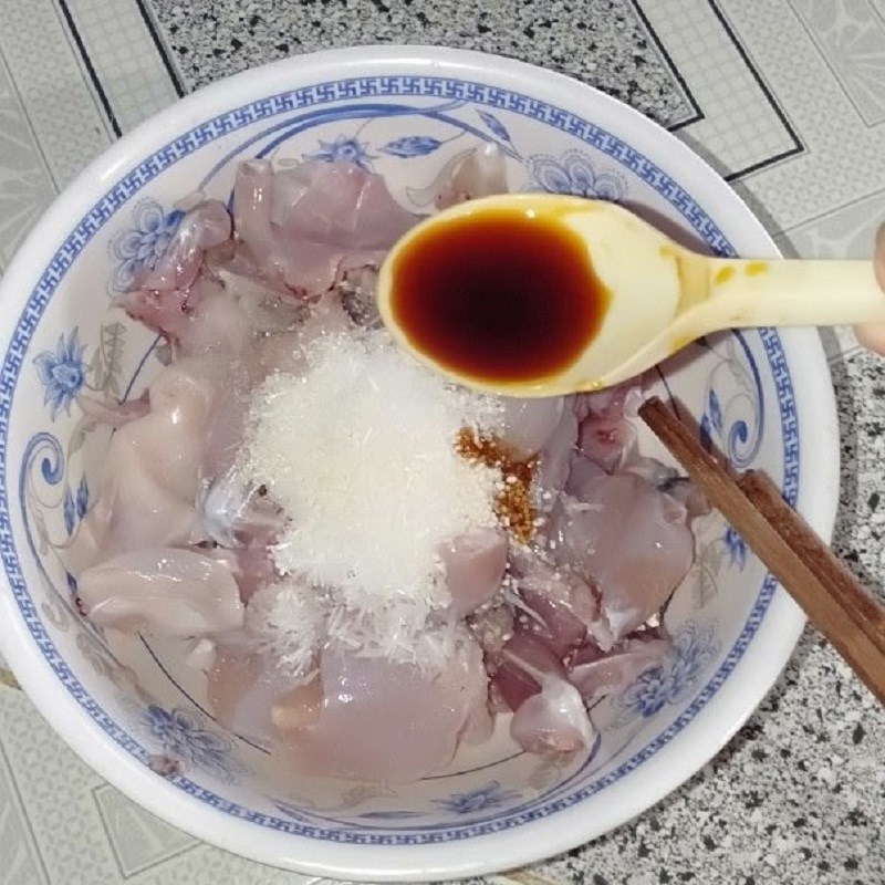 Bước 1 Sơ chế và ướp ếch Ếch xào măng