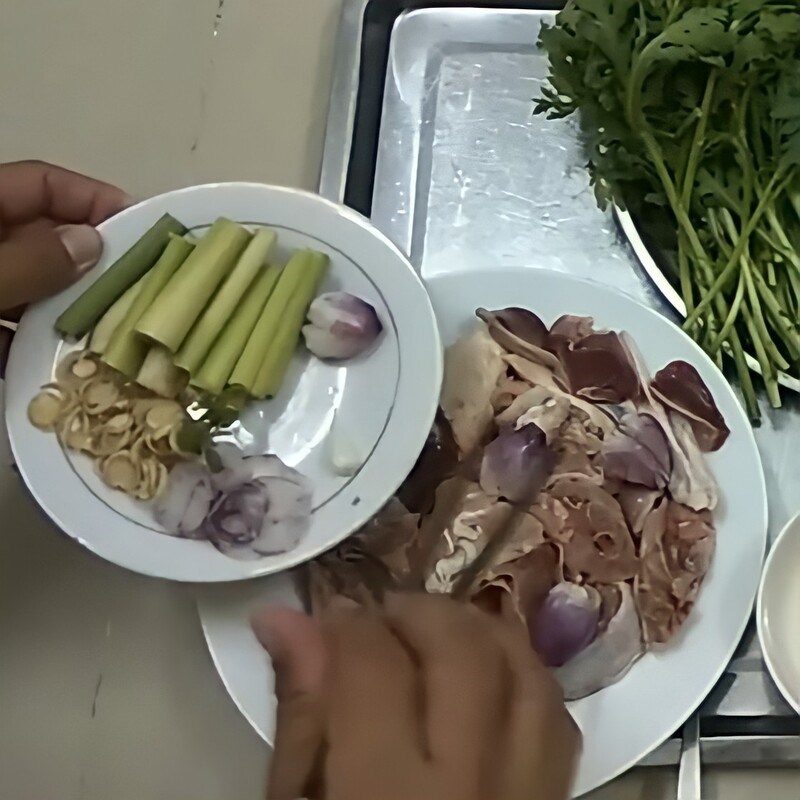 Bước 2 Sơ chế và ướp gà Lẩu gà nước dừa