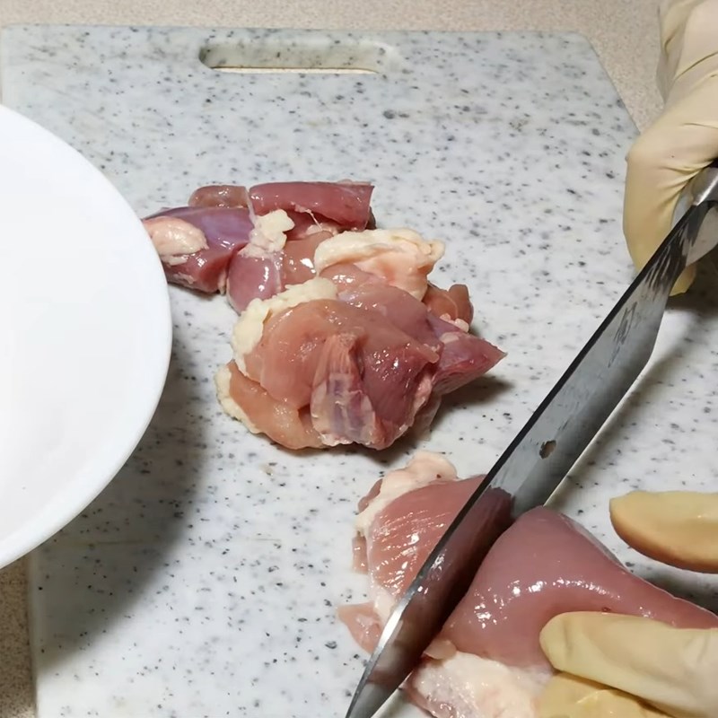 Bước 1 Sơ chế và ướp gà Bánh ú bá trạng thuyền rồng