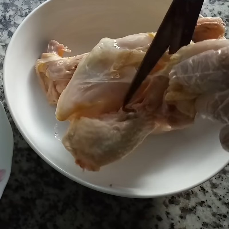 Bước 2 Sơ chế và ướp gà Gà chiên sả ớt