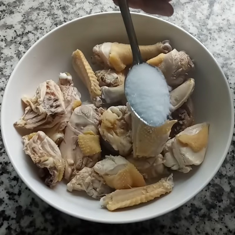 Bước 2 Sơ chế và ướp gà Gà chiên sả ớt