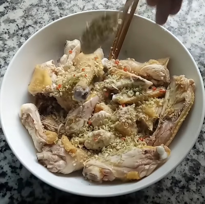 Bước 2 Sơ chế và ướp gà Gà chiên sả ớt