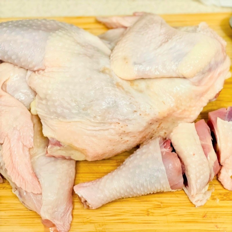 Bước 1 Sơ chế và ướp gà Lẩu gà già nấu nấm tiêu xanh